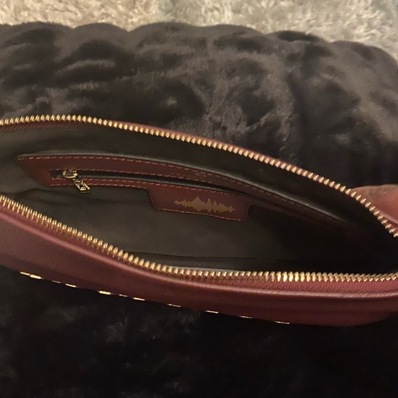 Céline Dion, red clutch - Picture 6 of 7